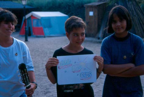 Candeleda (Avila) 1995, Silvia Sevilla y Andrea de la Cruz (abrir los ojos), Ruth..jpg