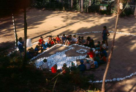 Mombeltrán (Avila) 1984 Zona de Encuentro junto al Amanecer de Piedra.jpg