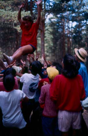 Navafría (Segovia) 1987 , Manteo tras recibir el Amanecer.jpg