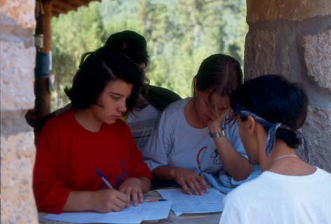 Poveda de la Sierra (Guadalajara) 1989, Merche P, Loli Maqueda y JL Olmedo.jpg