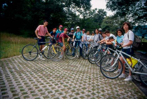 Valle de Ultzama (Navarra) 1997, grupo con bicis.jpg